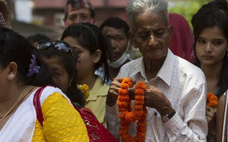 Miles de nepalíes han guardado minutos de silencio por los más de 7.550 muertos que ya se contabilizan. 