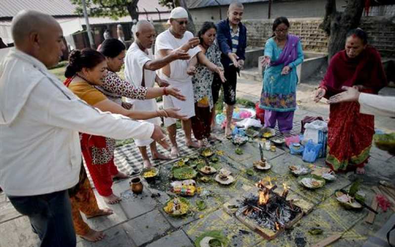 Varios hindúes que perdieron a algunos de sus seres queridos durante el terremoto del pasado 25 de abril participan en un ritual frente al templo Pashupati en Katmandú, Nepal.