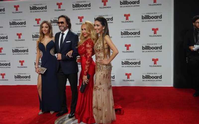 El cantante mexicano Marco Antonio Solís y su familia 