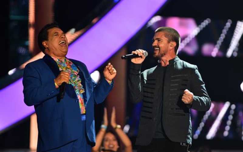 El cantante mexicano Juan Gabriel (i) y el colombiano Juanes 
