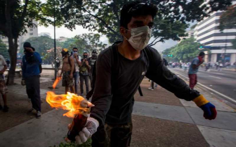 Choques de manifestantes con autoridades venezolanas