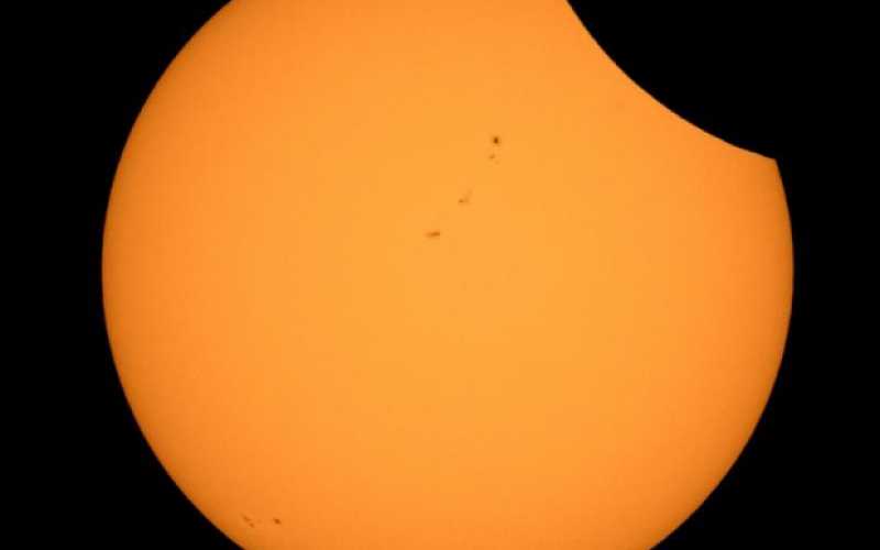 Foto | EFE | LA PATRIA Foto de la NASA que muestra a la Luna mientras se posiciona delante del Sol durante del eclipse total en 