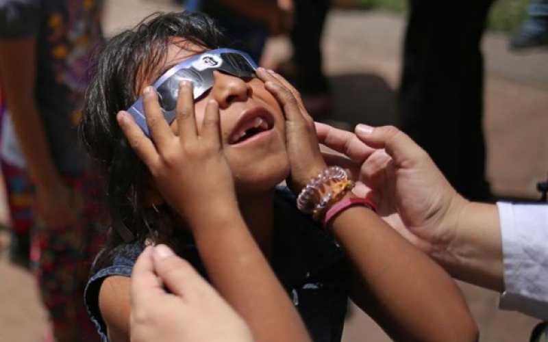 Foto | EFE | LA PATRIA Protección correcta para ver el eclipse de sol. 