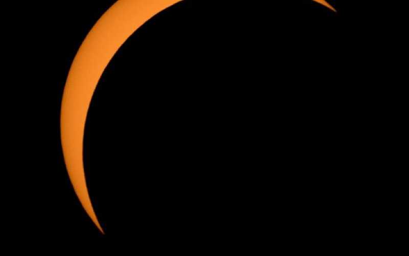 Foto | EFE | LA PATRIA Foto de la NASA que muestra a la Luna mientras se posiciona delante del Sol durante del eclipse total en 