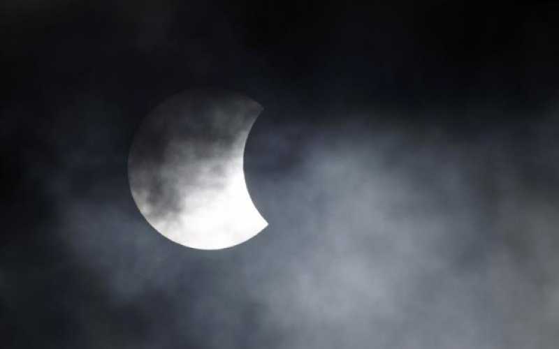 Foto |EFE | LA PATRIA vista del eclipse solar desde San José de Costa Rica. 