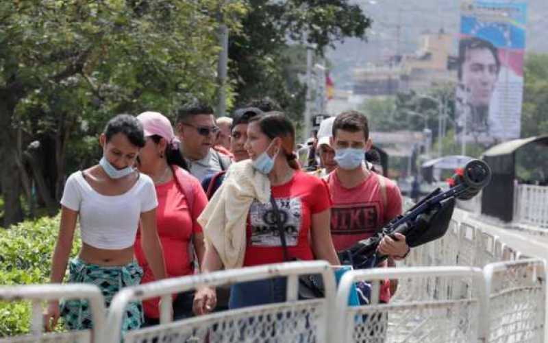 Un grupo de migrantes cruza la frontera en entre Venezuela y Colombia sobre el Puente Internacional Simón Bolívar que une a La P