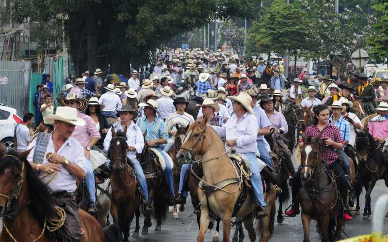Cabalgata por los 164 años de Manizales El recorrido se inició al mediodía en la Plaza de Toros y avanzó por la Avenida Centenario.