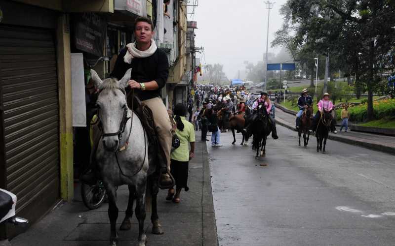 Cabalgata por los 164 años de Manizales Este caballista no tuvo problema en usar el andén. ¿Y los peatones?