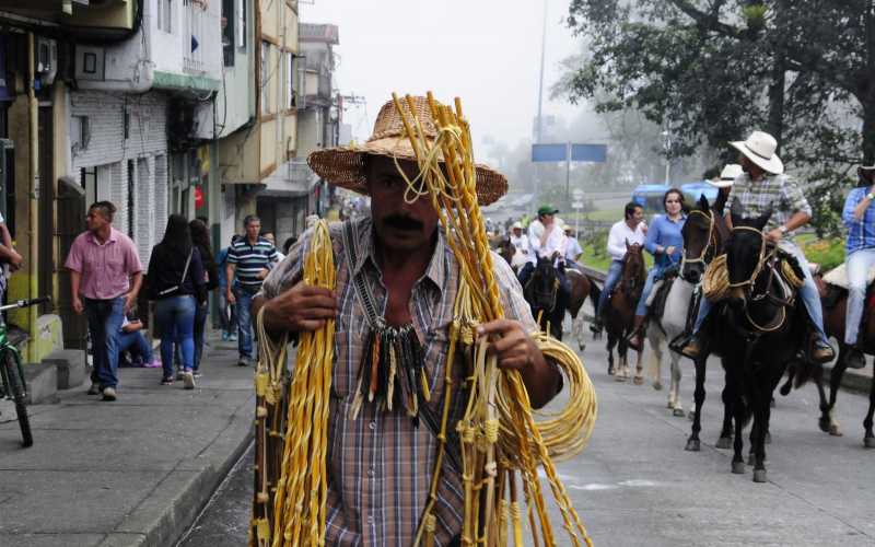 Cabalgata por los 164 años de Manizales La cabalgata también la aprovecharon los vendedores informales, como este negociante de zurriagos.