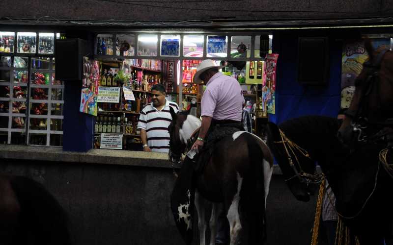 Cabalgata por los 164 años de Manizales En la cabalgata no faltó el trago, pese a que las autoridades debían controlar su venta.