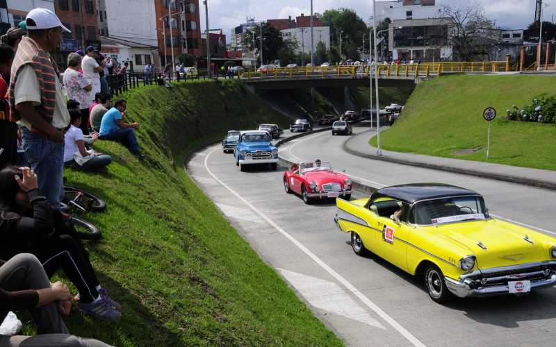 A la altura del Batallón Ayacucho los espectadores pudieron observar los autos clásicos, tomarles fotos y hacer videos. 