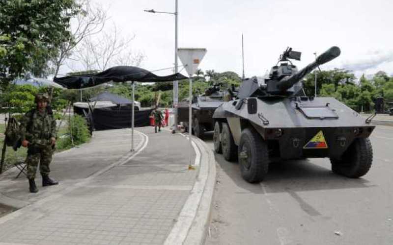 Vehículos blindados del Ejército colombiano permanecen en la entrada del puente internacional Tienditas que une a Cúcuta(Colombi