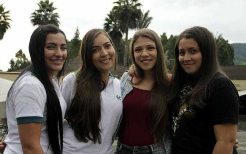Juana Jiménez, Valentina Hernández, Daniela Velásquez y María Camila Alzate llevan un año de amistad .