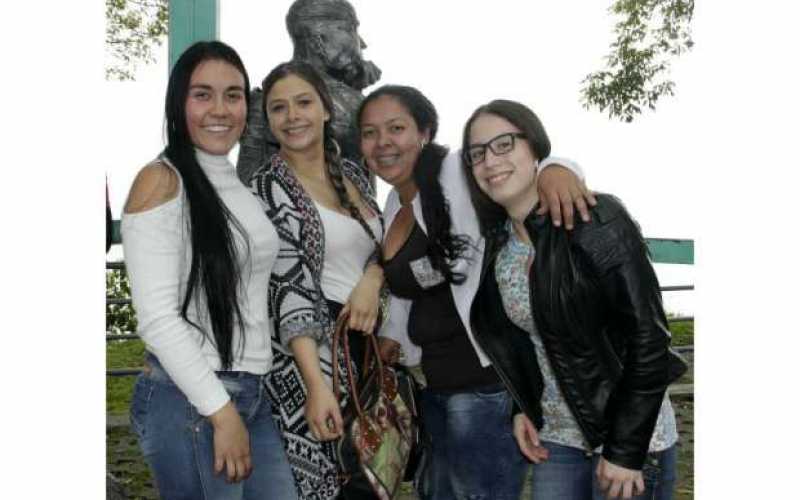 Daniela Amaya, Daniela Ríos, Yennifer Castañeda y Daniela Duque. Se hicieron amigas en Sopa y Carbón, en donde laboran. Dicen qu