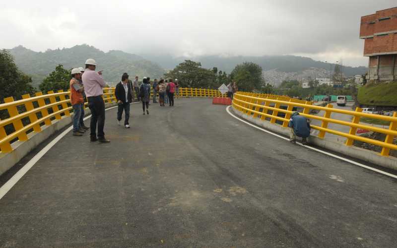 El puente cuenta con dos carriles para la circulación de automotores.