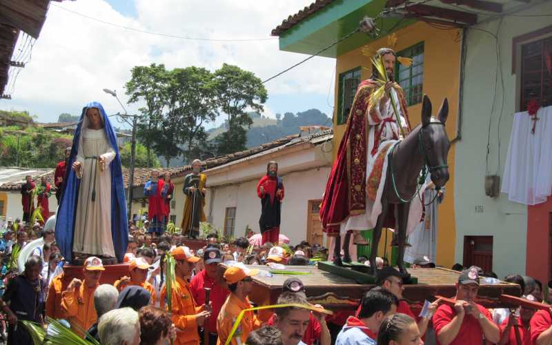 Foto | Diego Salgado | LA PATRIA La procesión arrancó en la salida de Aranzazu, donde el párroco Jhon Jairo Osorio Gaviria bendijo los ramos. 