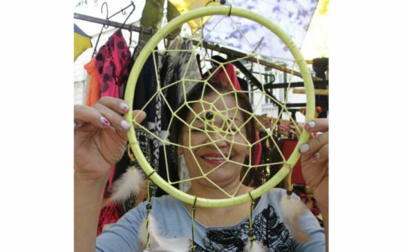 Nelly Pinzón. Artesana, desde hace 35 años. Los quitasueño son elaborados por indígenas norteamericanos, en la época de invierno