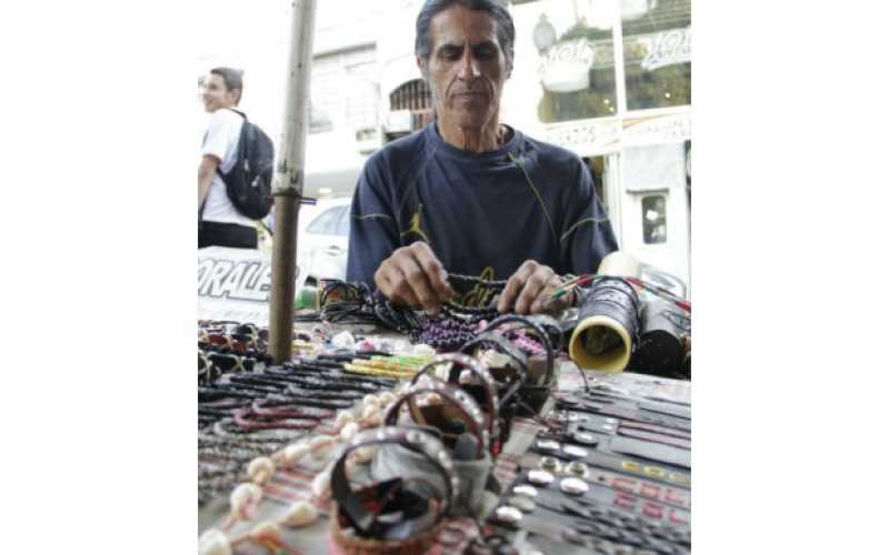 Henry Castañeda, más conocido como Mateo, tiene 65 años de los cuales lleva 45 como artesano.