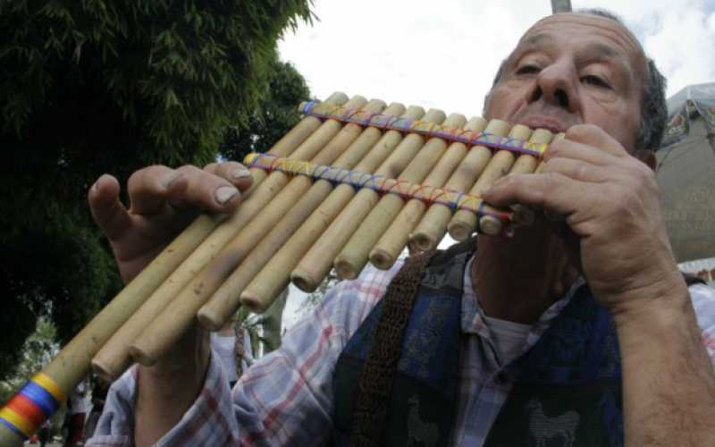 Álvaro López elabora kenas, sampoñas, rondadores y flautas para dejar algo, en la tierra, antes de partir.