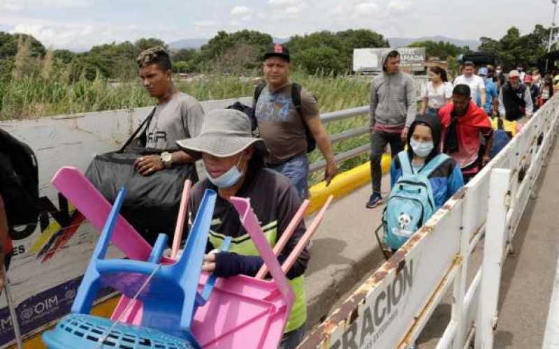 Un grupo de migrantes cruza la frontera en entre Venezuela y Colombia sobre el Puente Internacional Simón Bolívar que une a La P