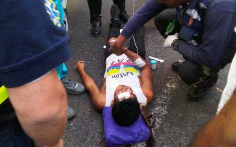 ☆☆☆☆Vєηєzσℓαησ☆☆☆☆ ‏@SoyVnezolano  Reportan herido en #Altamira 5:40pm #22F #ResistenciaVzla