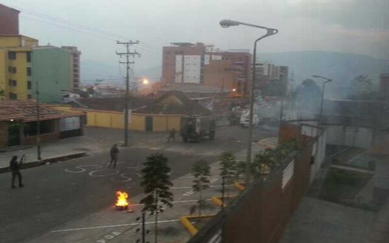 Anonymous Venezuela @AnonymousVene10 le dio RT a ☆☆☆☆Vєηєzσℓαησ☆☆☆☆ ‏@SoyVnezolano  GNB ataca residencias en Av. Ppal de Pueblo Nuevo San Cristobal #Tachira 6:20pm #22F #ResistenciaVzla