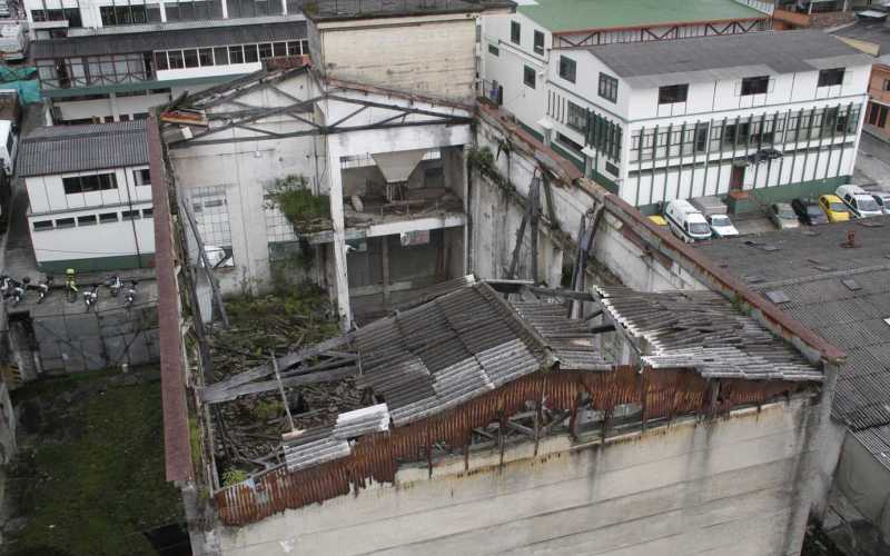 Los techos de esta edificación empezaron a desplomarse desde hace tres años, según una vecina. 