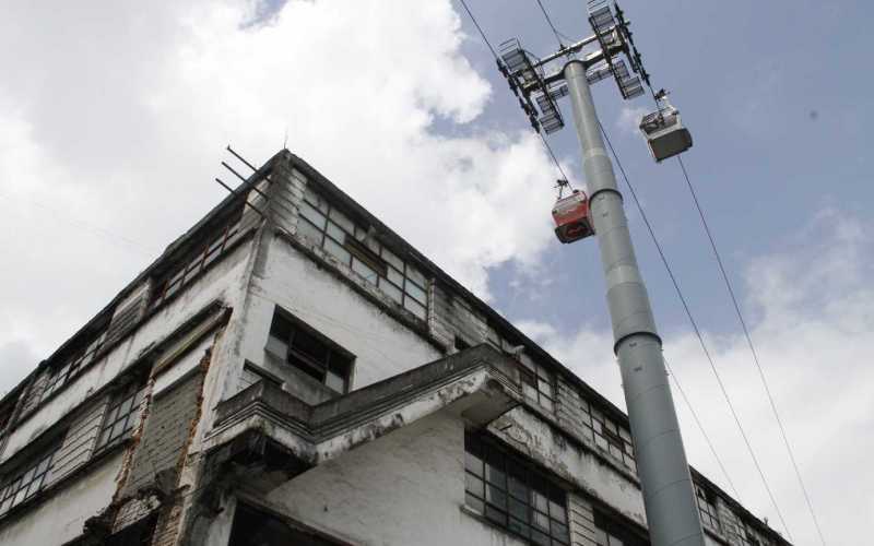 En las terrazas de las antiguas bodegas le han realizado mantenimiento al cable aéreo. 