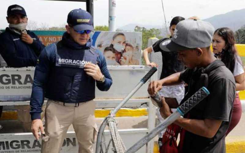 Un grupo de migrantes cruza la frontera en entre Venezuela y Colombia sobre el Puente Internacional Simón Bolívar que une a La P