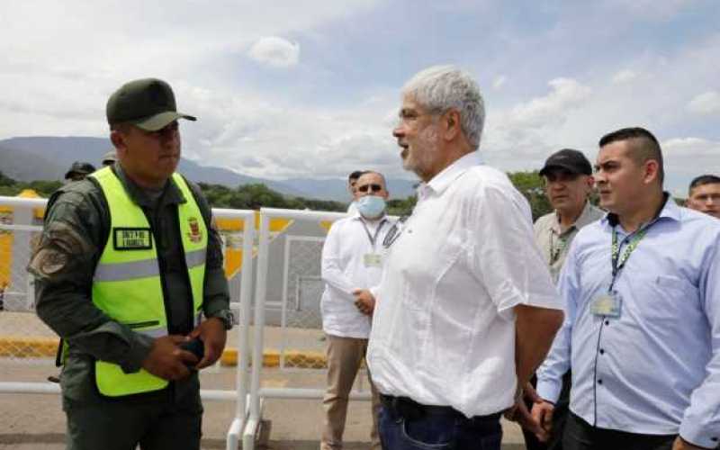 El ministro de Comercio, Industria y Turismo de Colombia, Germán Umaña (C), visita hoy la frontera en entre Colombia y Venezuela