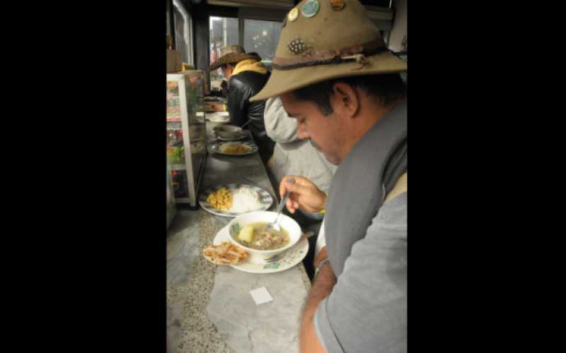 Cabalgata por la paz Otros tomaron caldo para calentarse.