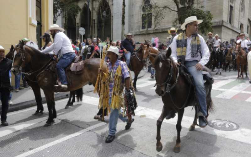 Novillo embistió a subalterno en la corrida de hoy  https://shar.es/1P0NGd