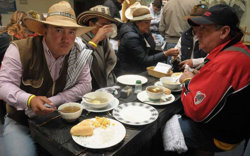 Cabalgata por la paz Algunos participantes tomaron la tradicional agua panela con queso y consumieron otros alimentos antes de empezar la jornada.