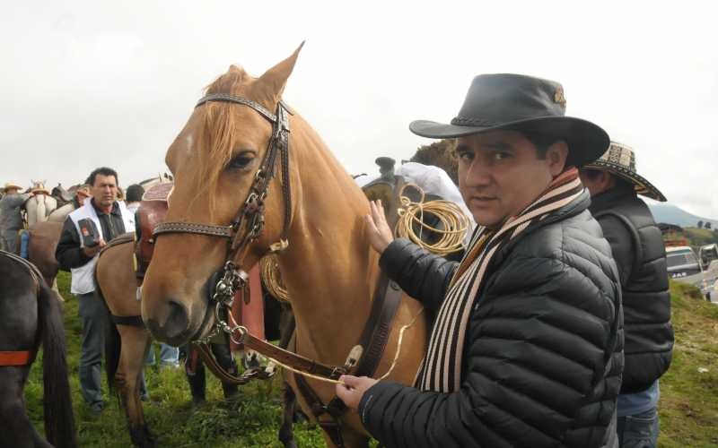 Cabalgata por la paz Consientiendo al animal antes de montarlo.