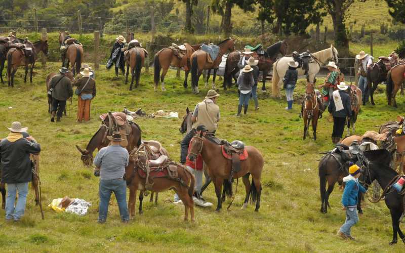 Cabalgata por la paz organizando todo para el recorrido de siete horas