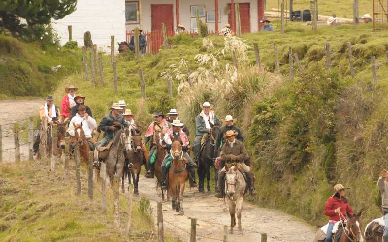 Cabalgata por la paz Después de partir desde el Páramo de Letra, entraron a la vereda El Desquite