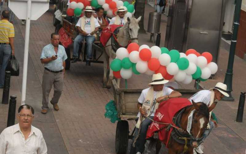 El desfile de los carretilleros empezó en la Plaza Alfonso López, subió por la calle 21 y continuó por la carrera 23. 