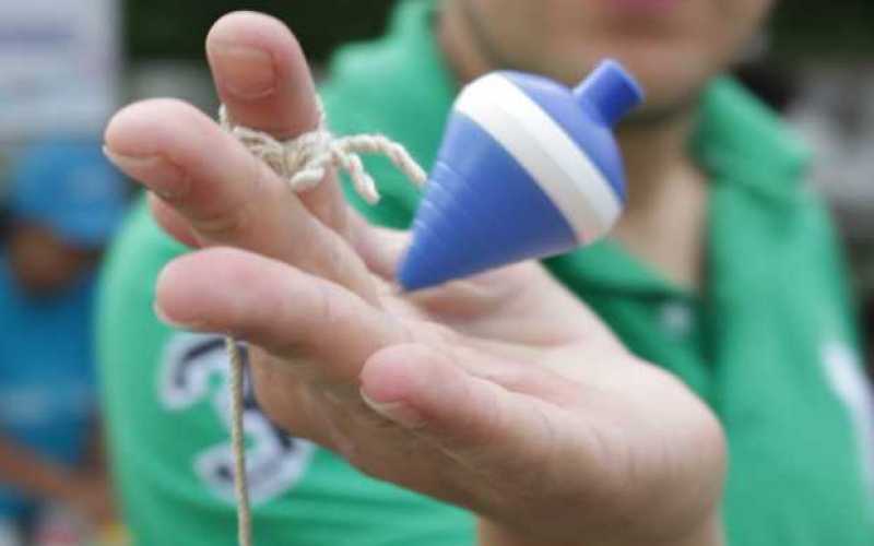 Carlos Arturo Gómez se reencuentra con el trompo, juego que le recuerda las grandes ruedas que se hacían para jugar “puchaletas”