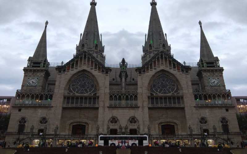 Catedral Basílica de Manizales. El 26 de agosto de 1888 empezó su construcción, encargada al arquitecto bogotano Mariano Sanz de