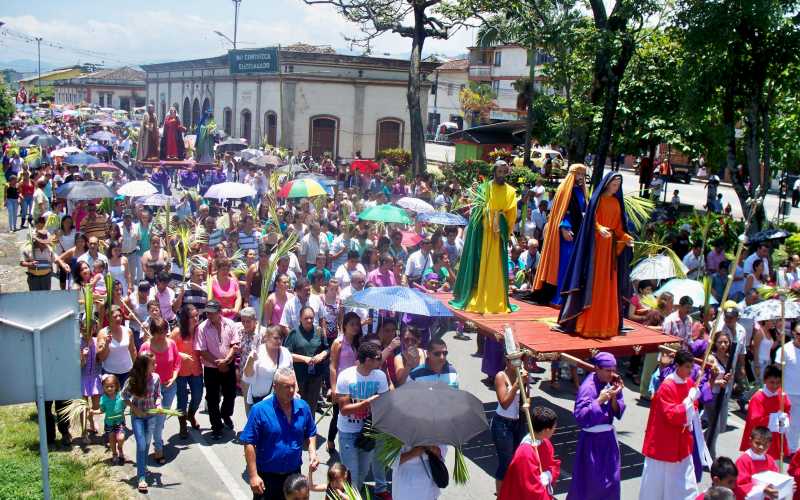 Foto | Valeria Villegas | LA PATRIA Con alegría y en medio de un sol radiante la comunidad católica de Chinchiná le dio la entrada triunfal a Jesús.