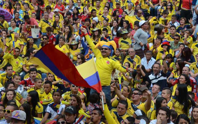 Ondearon las banderas de Colombia, mientras los hinchas alentaban a la tricolor. 