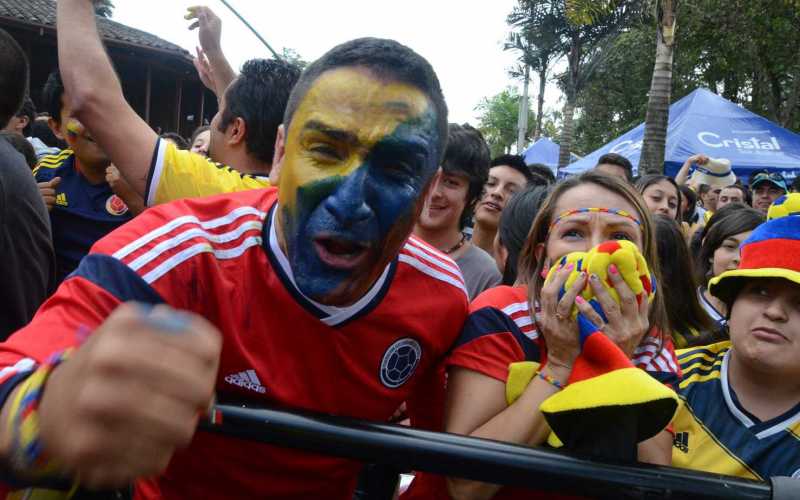 Fotos | Freddy Arango | LA PATRIA | Mónica García lloró de la emoción al ver el partido en la pantalla ubicada en el sector de El Cable. Su acompañante también transmitió la pasión por el fútbol. 