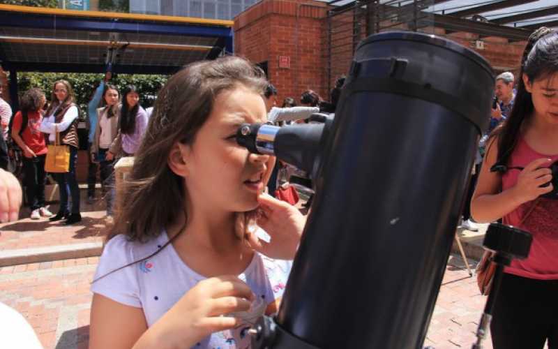 Foto | Colprensa | LA PATRIA aficionados se reúnen en el observatorio de la Universidad Sergio Arboleda