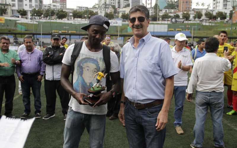 Jónathan Chaverra, goleador de la Copa, recibió el reconocimiento del secretario del Deporte de Manizales, Gilberto Serrato. 