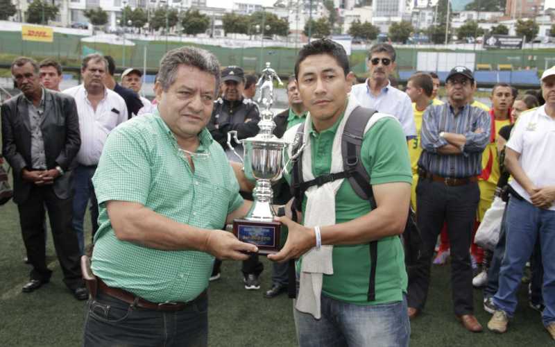 Fabio Aristizábal le entregó el trofeo del tercer lugar a César Hernández, asistente técnico de Once Caldas B. 