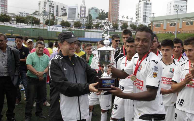 Esteban Jaramillo le dio el trofeo de subcampeón a Gustavo Culma. 