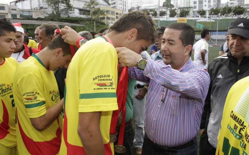 El alcalde de Chinchiná, Jaír Tabares, les entregó la medalla a los campeones. 