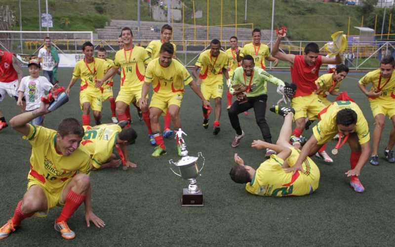 Fotos | Darío Augusto Cardona | LA PATRIA | Chinchiná dio la vuelta olímpica con méritos. Su buen fútbol encantó y destronó a los que son animadores habituales.