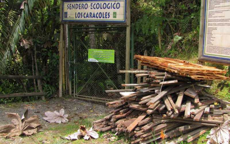 Fotos | Alexandra Serna | LA PATRIA | Un aviso colgado en la puerta indica que los recorridos están suspendidos como medida preventiva ante posibles derrumbes.