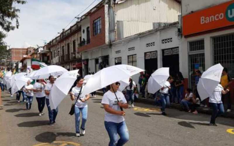 Foto | Diego Hidalgo | LA PATRIA Desfile de bandas estudiantiles en Riosucio.